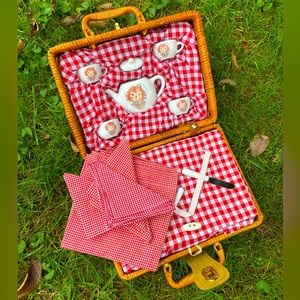 Vintage raggedy Ann tea picnic basket set